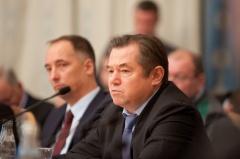 Поднимая процентную ставку, ЦБ РФ обрубает кредиты реальному сектору Поднимая процентную ставку, ЦБ РФ обрубает кредиты реальному сектору